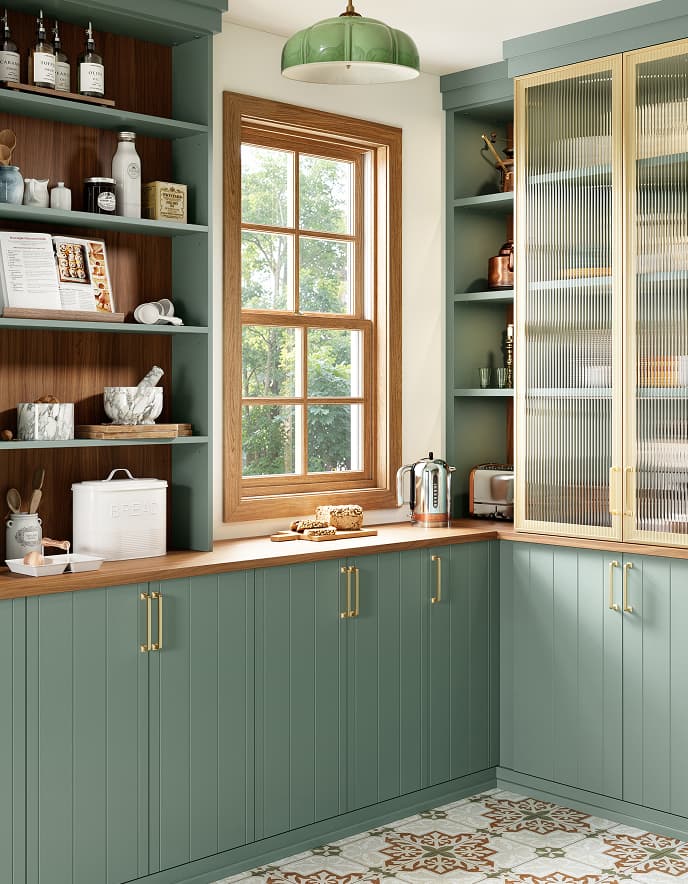 Cocina estilo despensa con gabinetes verdes y almacenamiento con frente de vidrio | California Closets