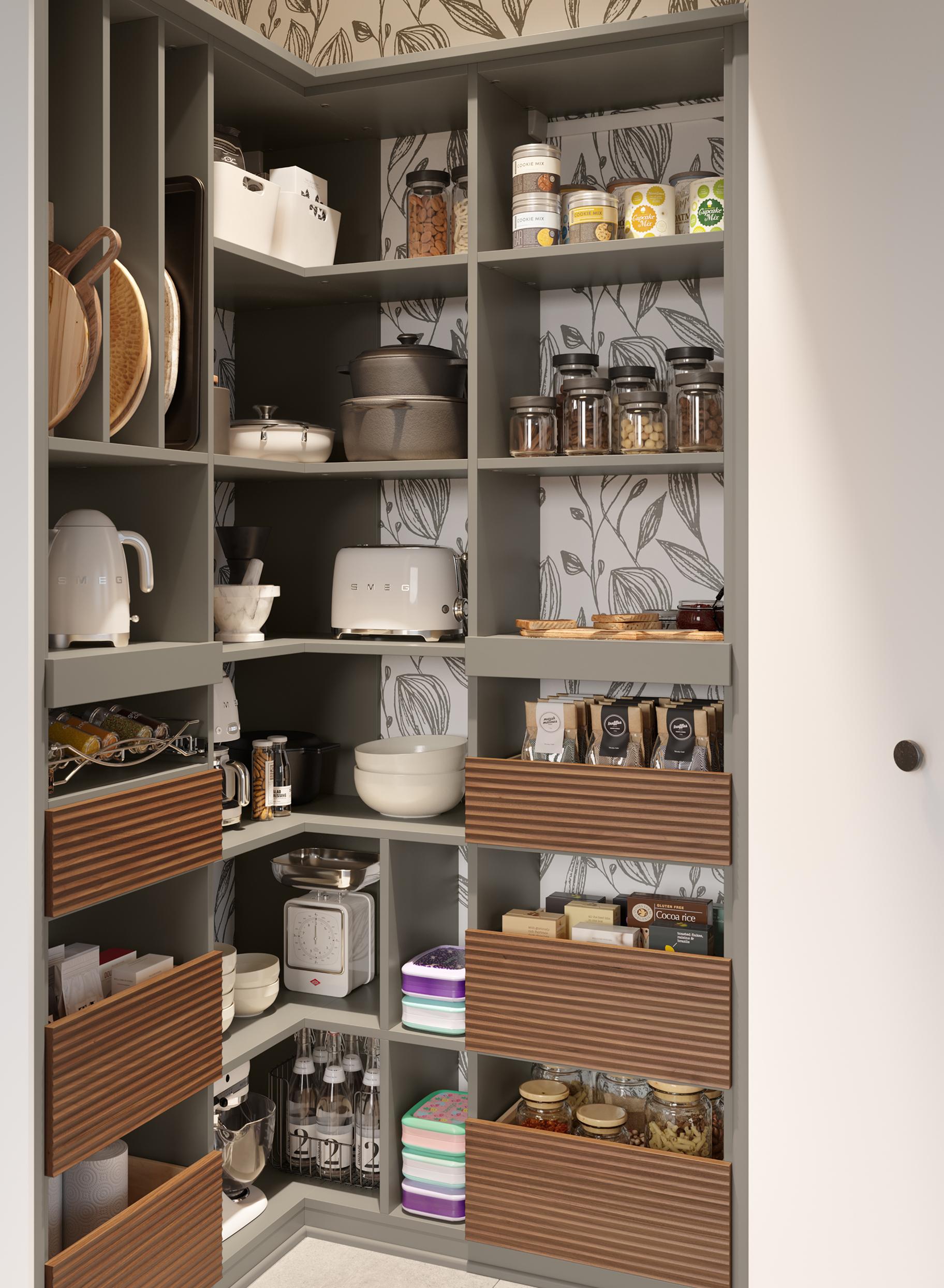 Despensa de cocina en esquina con almacenamiento de pared a pared y cajones, diseñada por California Closets