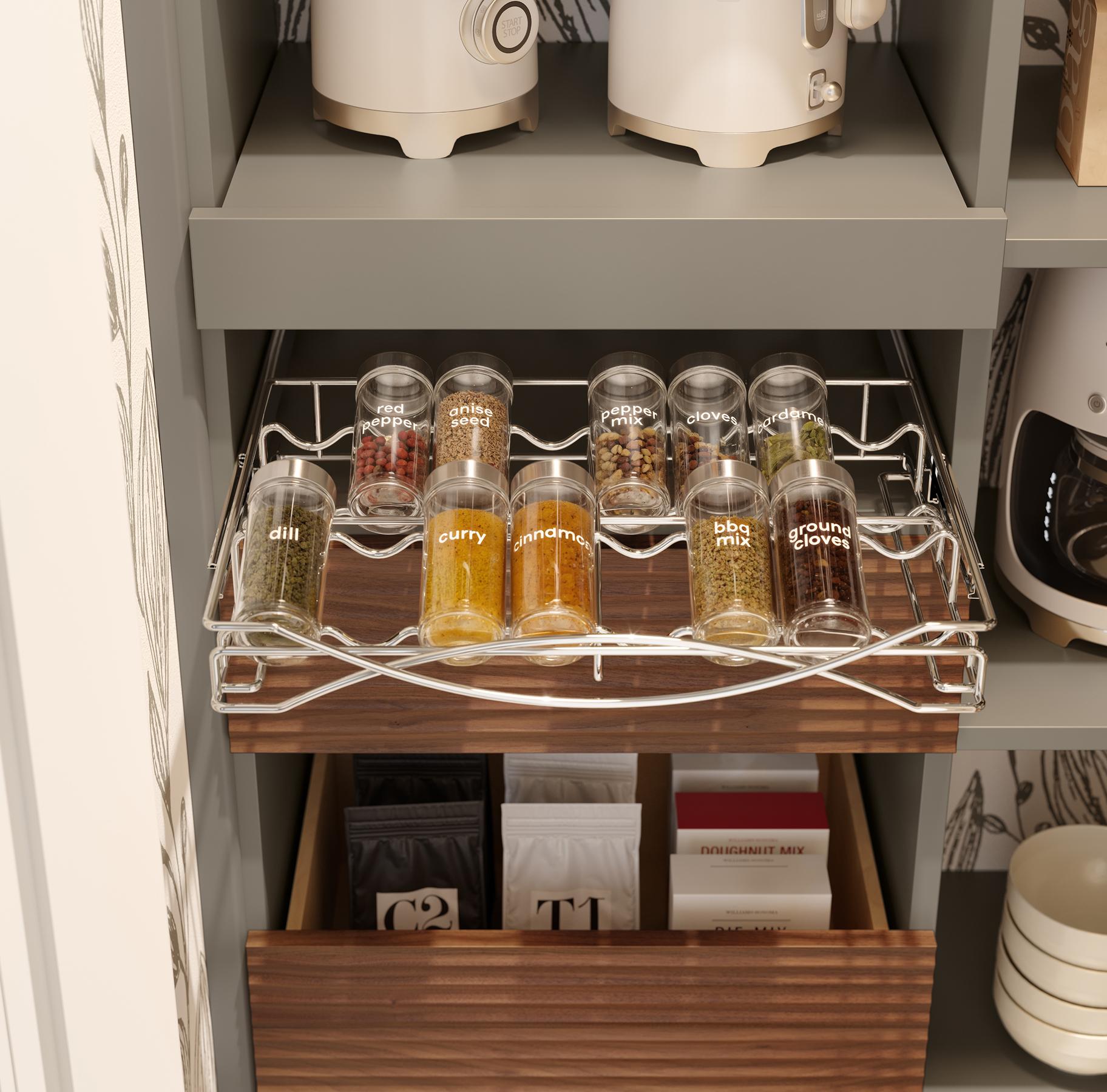 Detalle de despensa con especiero extraíble para una mejor organización, diseñado por California Closets