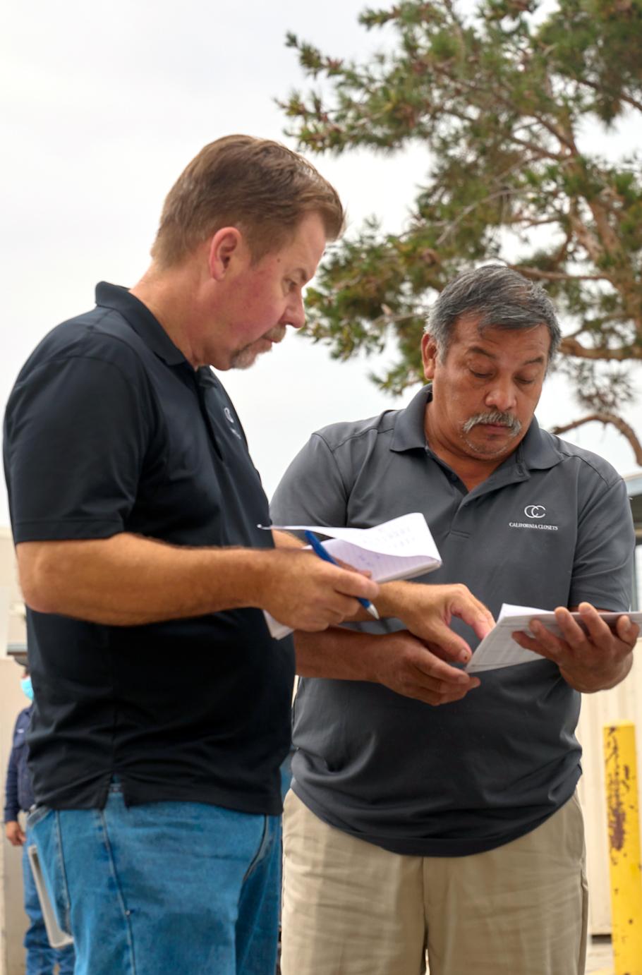Equipo de producción e instaladores residenciales de California Closets.