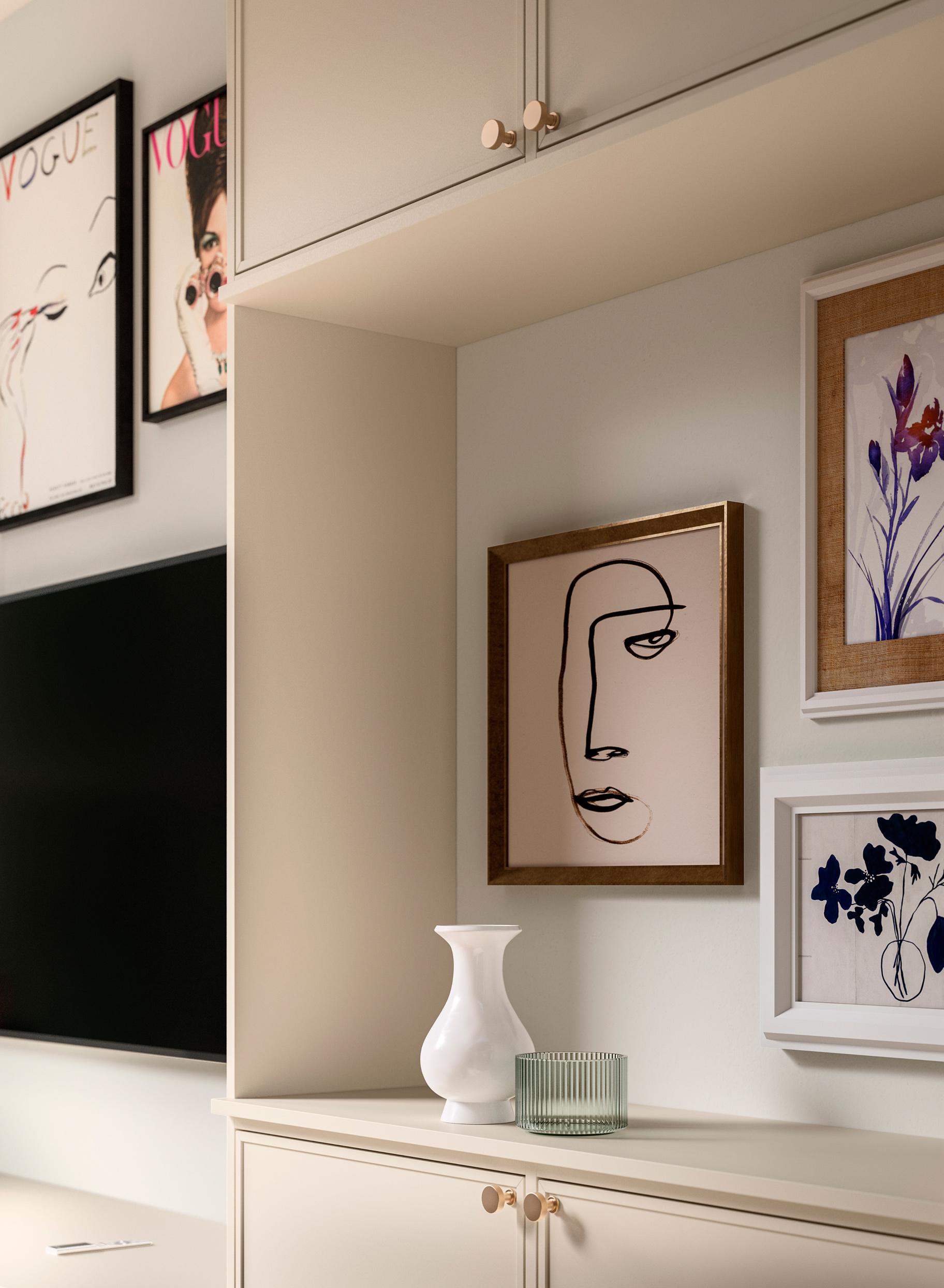 Centro de entretenimiento a medida con molduras decorativas y remate superior en un suave acabado Morning Light por California Closets.