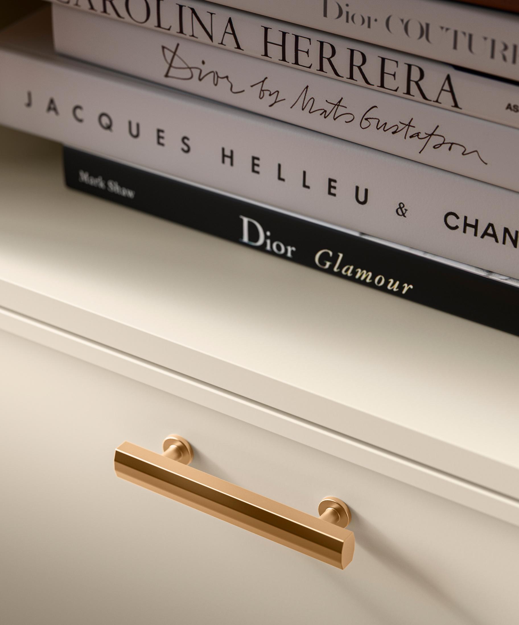 Centro de entretenimiento a medida con frentes de gabinete estilo Slim Shaker, herrajes decorativos y manijas Heathrow en latón satinado Signature, combinado con un suave acabado Morning Light para lograr un aspecto limpio y contemporáneo por California Closets.