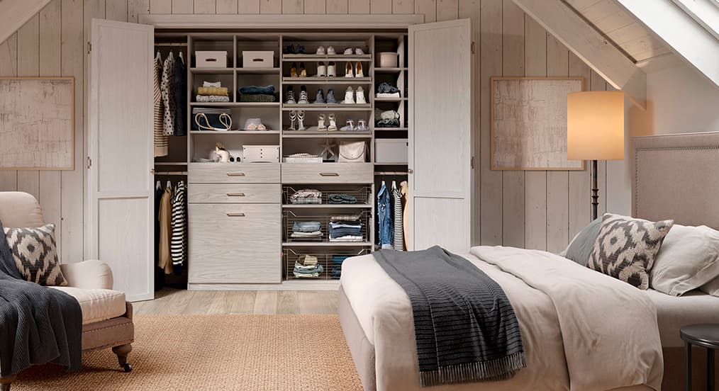 California Closets closet empotrado acabado de color neutro