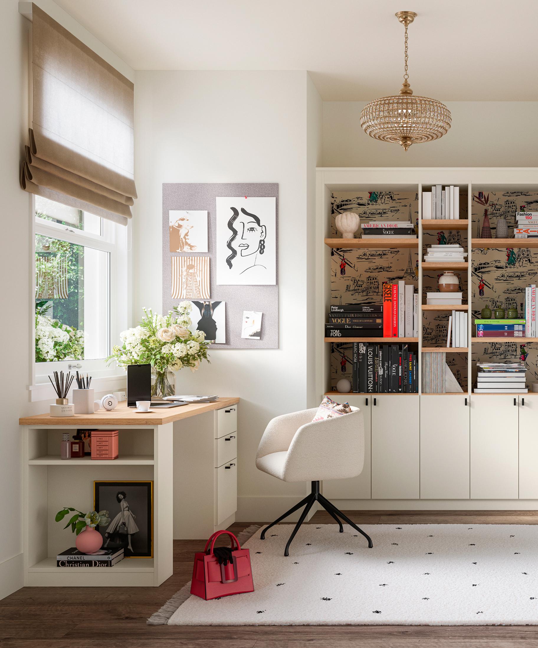 Oficina en casa a medida en acabado Luxe Matte Morning Light con estantes en veta de madera Quiet Grove, frentes lisos, herrajes negros y escritorio integrado diseñado para aprovechar la luz natural por California Closets.