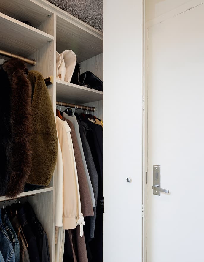 Transformación de clóset antes y después para maquillista de celebridades con soluciones de almacenamiento personalizadas de California Closets