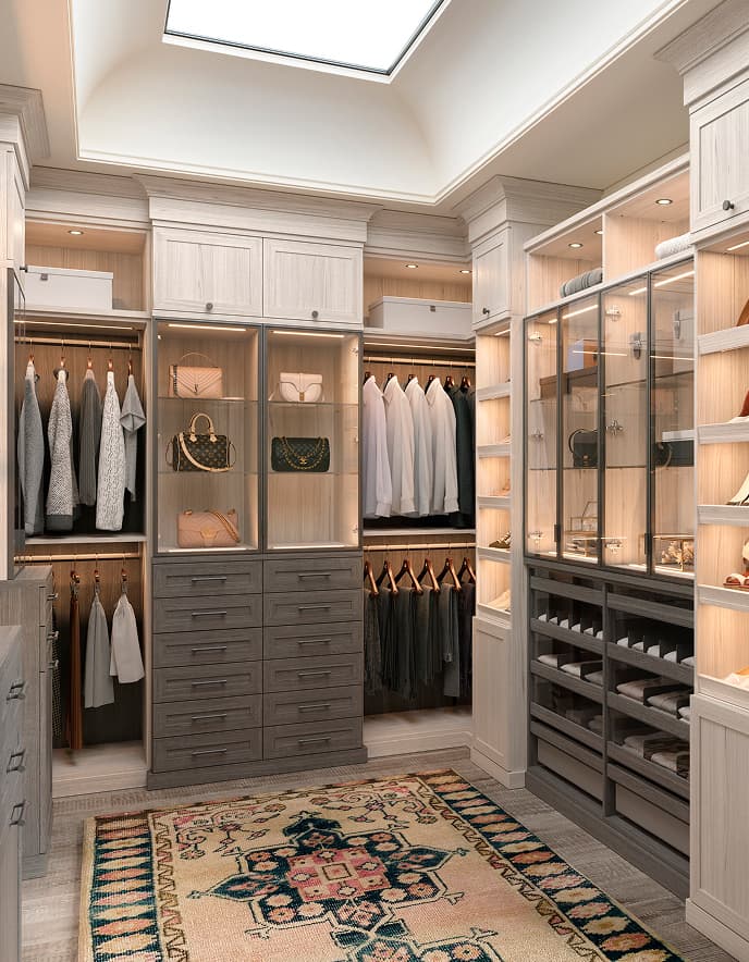 California Closets vestidor acabados neutros y oscuros puertas con frente de vidrio