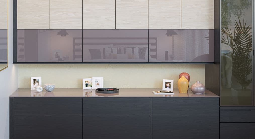 Gabinetes contemporáneos personalizados con encimera de vidrio pintado por detrás en tono topo y paneles horizontales de vidrio a juego, combinados con madera clara y acabados en carbón oscuro.