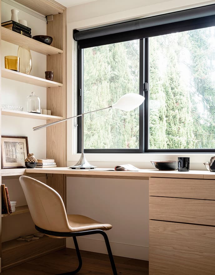 Escritorio de oficina en casa personalizado con cajones de almacenamiento integrados y estanterías abiertas diseñado por California Closets.