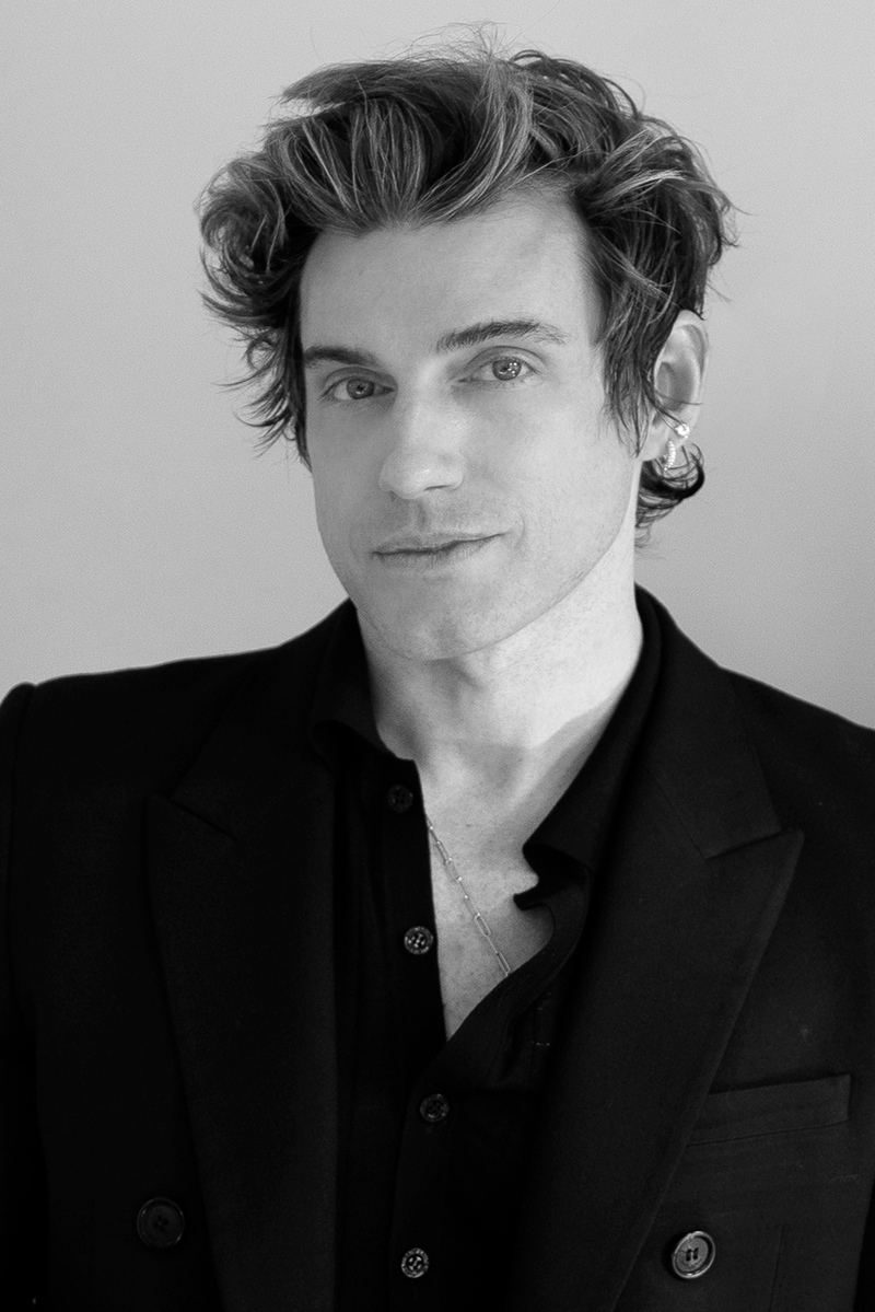 Foto de perfil en blanco y negro de Jeremiah Brent, presentador del podcast de California Closets.