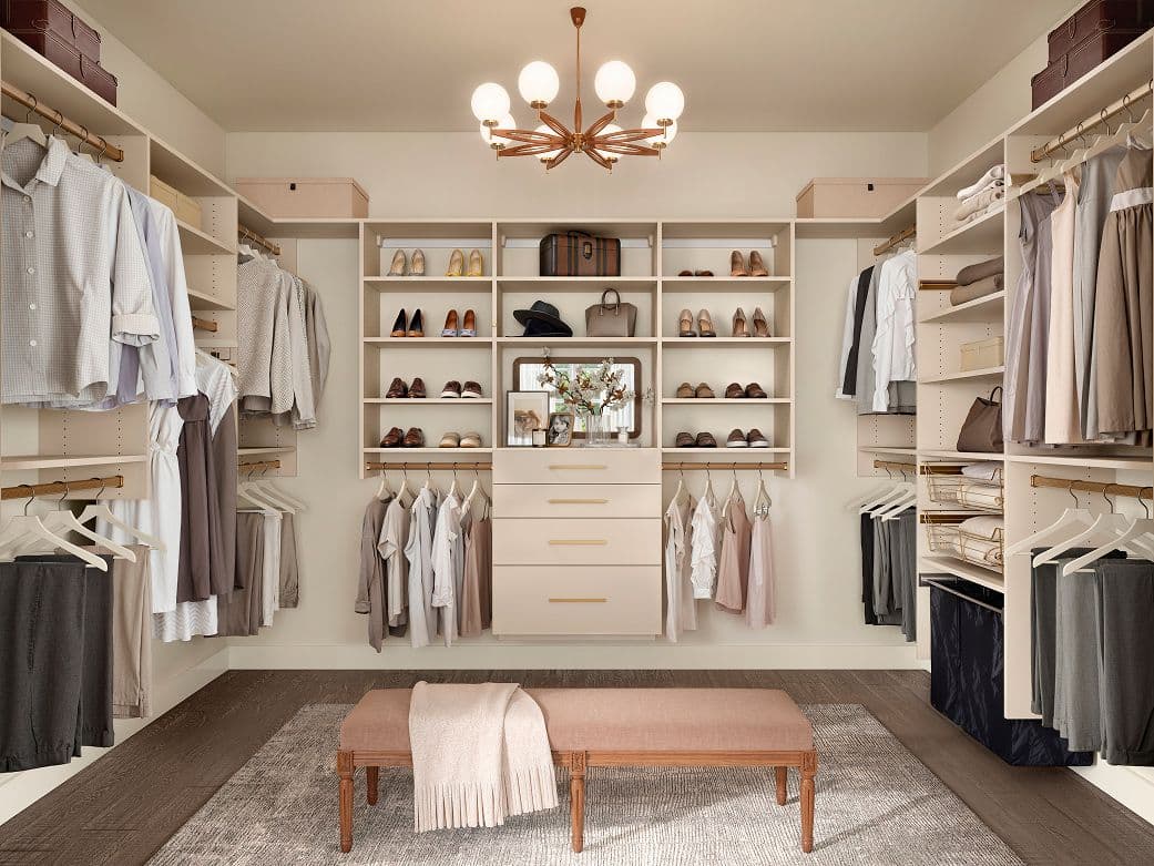 Closet para guardar zapatos personalizado con acabado claro suspendido del piso con cajones planos, cestas extraíbles y repisas para zapatos de California Closets