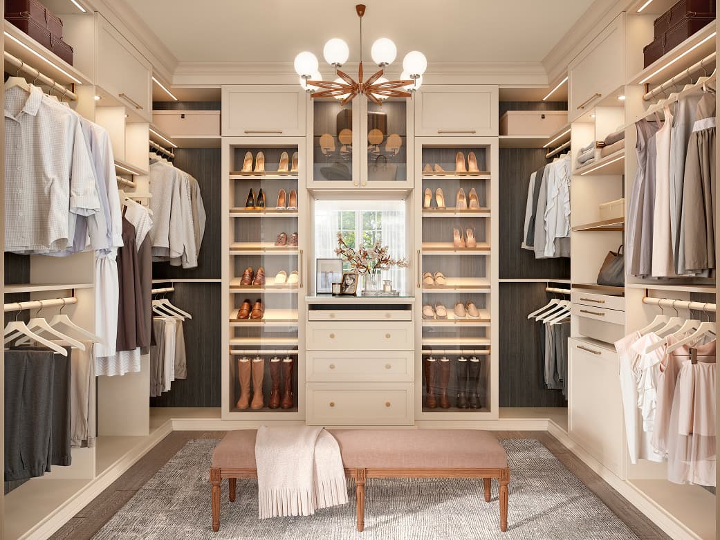 Repisas abiertas de closet personalizadas con zapateros suspendidos del suelo con cajones planos, cestas extraíbles y repisas para zapatos de California Closets