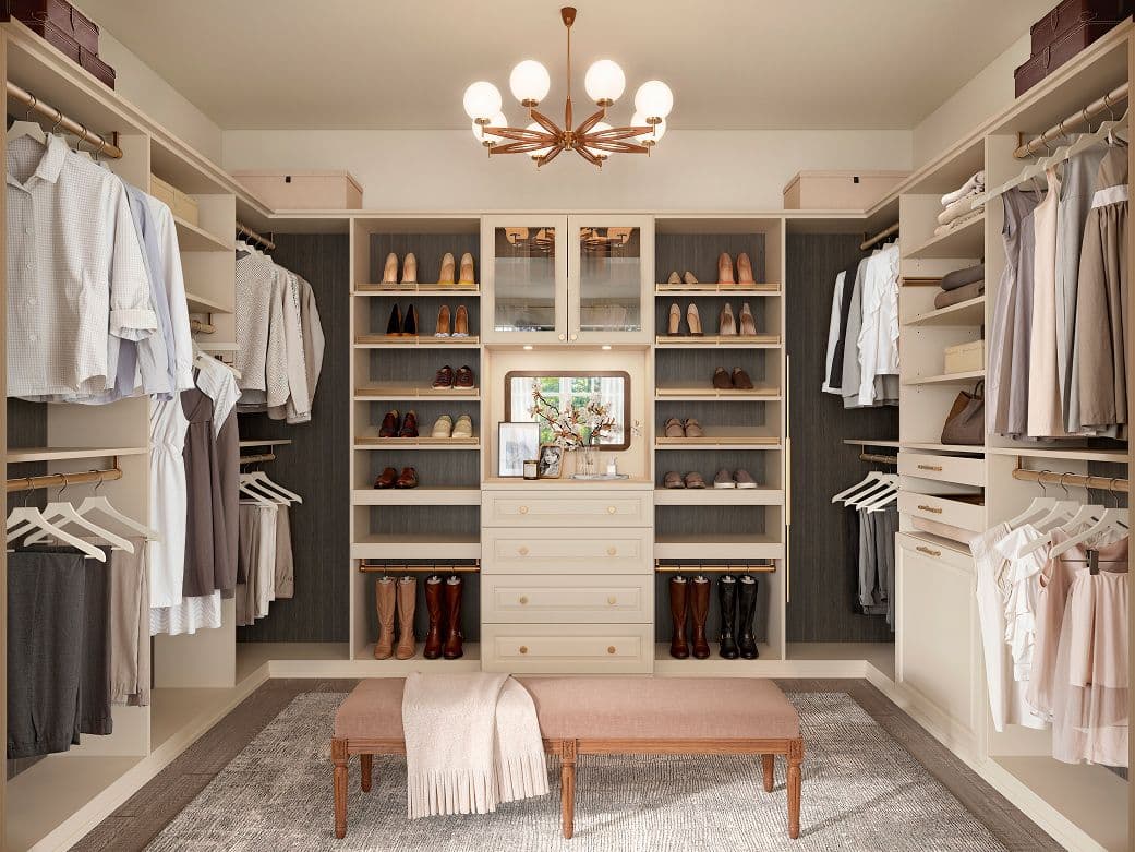 Vestidor con iluminación personalizada y iluminación LED suspendido del piso con cajones planos, cestas extraíbles y repisas para zapatos de California Closets