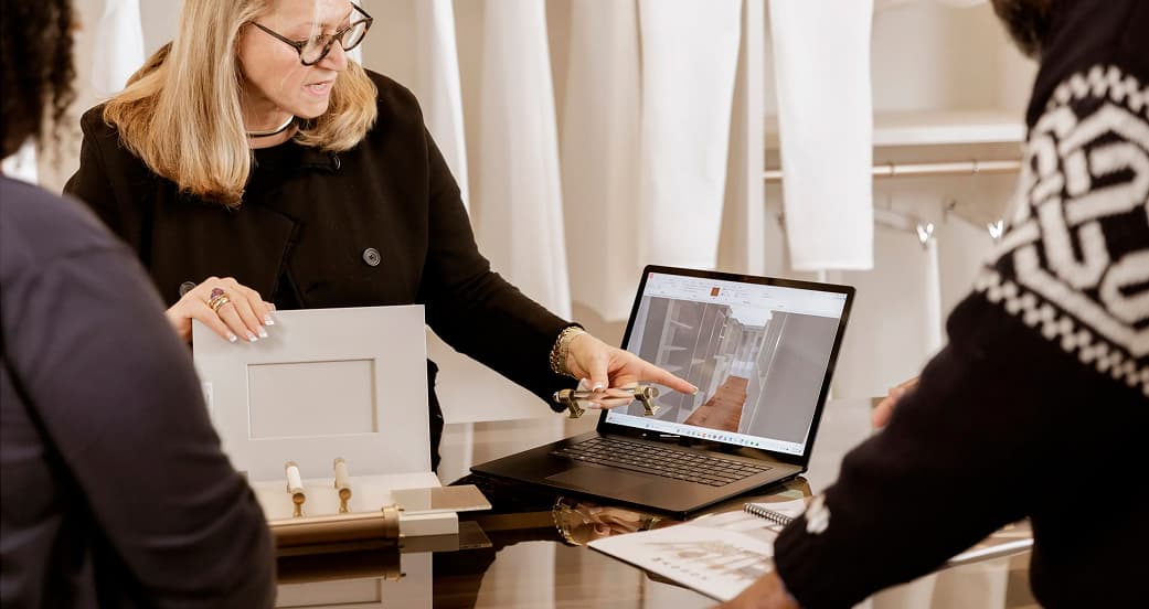 Diseñadora de California Closets presenta acabados para cajones y un diseño de clóset en 3D durante una consulta.