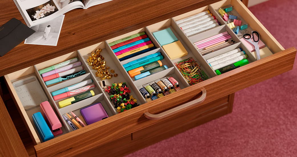 Cajón de madera personalizado con divisores ajustables para organizar joyas, artículos de papelería y accesorios de California Closets.