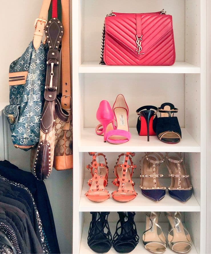 Torre de zapatos y almacenamiento de bolsos en un vestidor a la medida, diseñado para LauRen Merola por California Closets