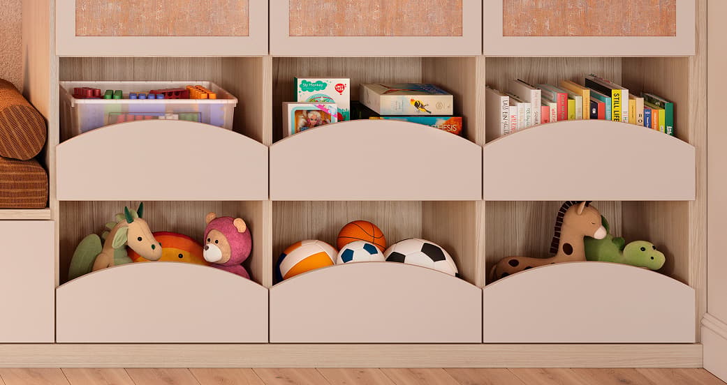 Cajones abiertos y cubículos que organizan
juguetes y libros en un clóset infantil de
California Closets.