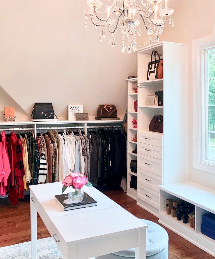 Distribución personalizada de vestidor y oficina en casa para LauRen Merola, con espacio de colgado en pared inclinada y banco junto a la ventana de California Closets