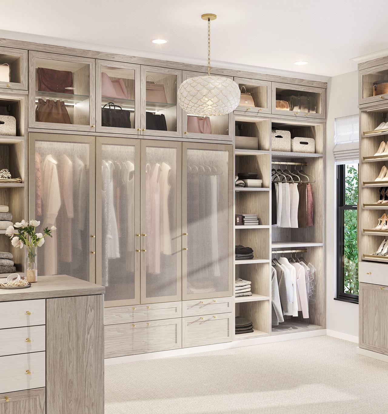 Organización de vestidor con estantes extraíbles incorporados que contienen accesorios de armario de California Closets