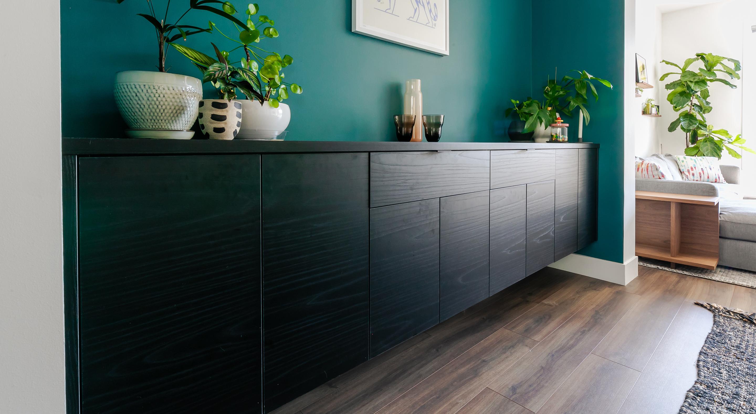 Gabinetes tipo credenza flotante para medios en acabado de madera oscura por California Closets