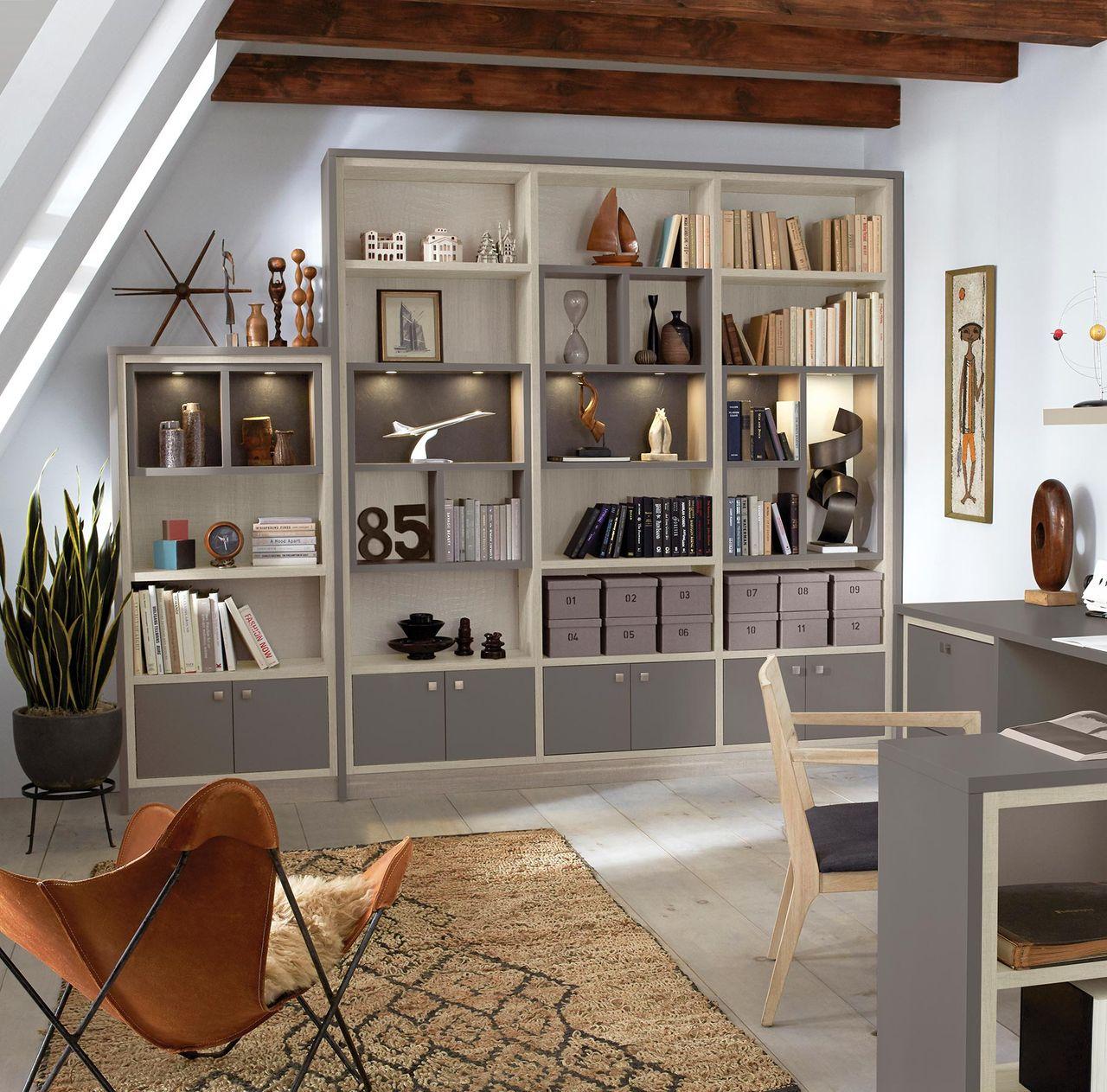 Espacio de trabajo en casa con estantes personalizados, escritorio y compartimentos iluminados de California Closets.
