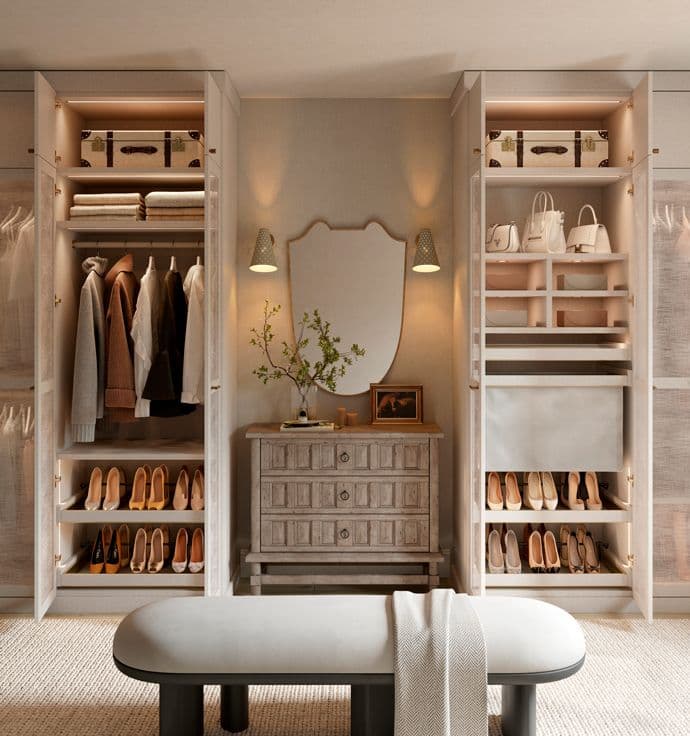 Vestidor diseñado con gabinetes personalizados, espacio para guardar zapatos e iluminación especial en acabado de veta de madera clara por California Closets