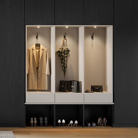 Iluminación para guardarropas con ganchos personalizados y almacenamiento de zapatos en acabado oscuro de California Closets