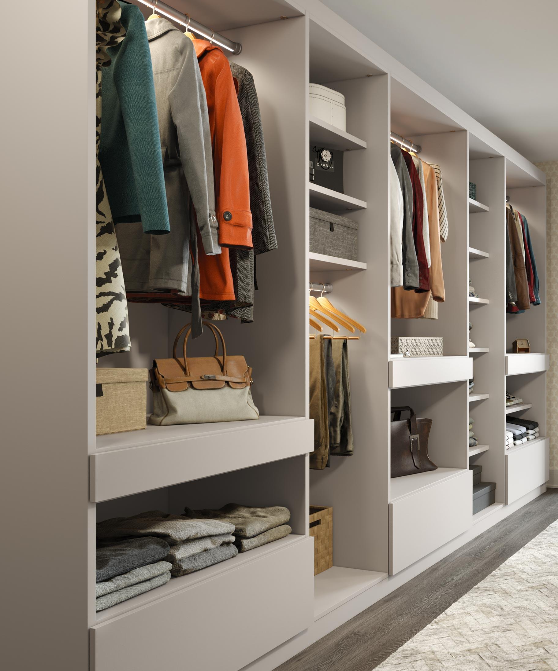Armario a medida en el pasillo con estanterías abiertas y almacenamiento de California Closets