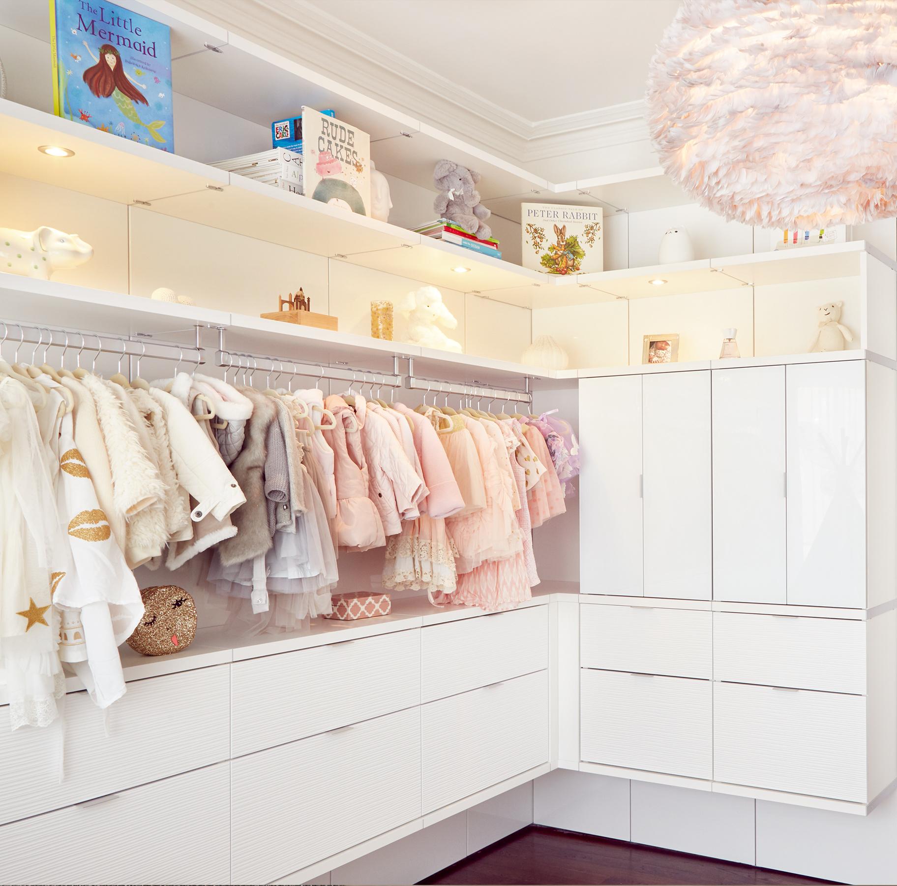 Estanterías y gabinete para armario de bebé de California Closets