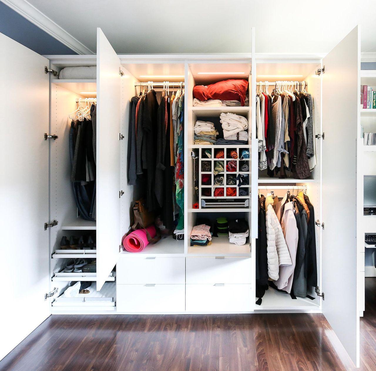 Espacio adicional utilizado para armario personalizado y espacio de oficina por California Closets