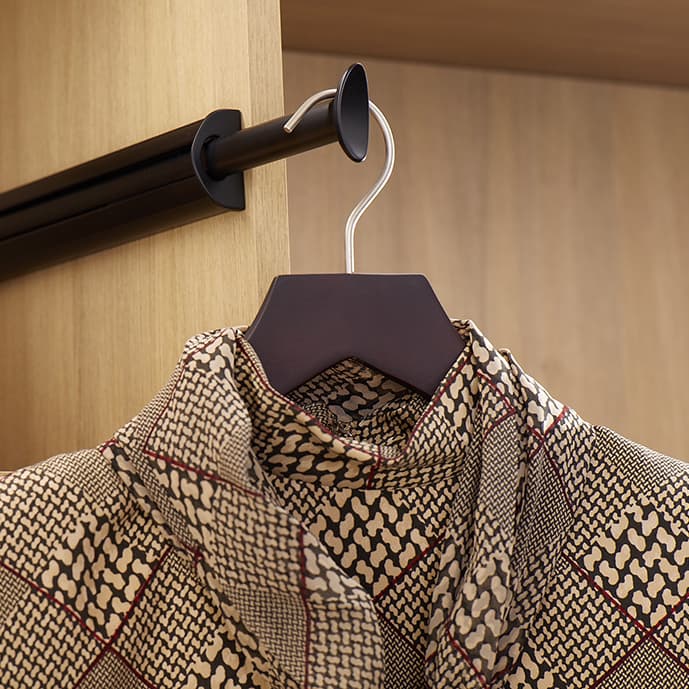 Estantes para accesorios de armario personalizados y almacenamiento para zapatos diseñados para vestidor con detalles de iluminación LED de California Closets