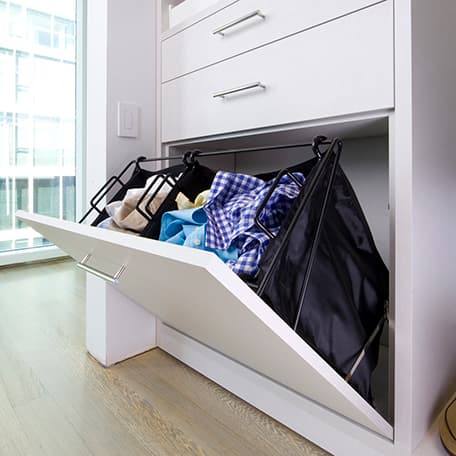 Cesto de ropa sucia abatible, personalizado e integrado en los armarios, de California Closets