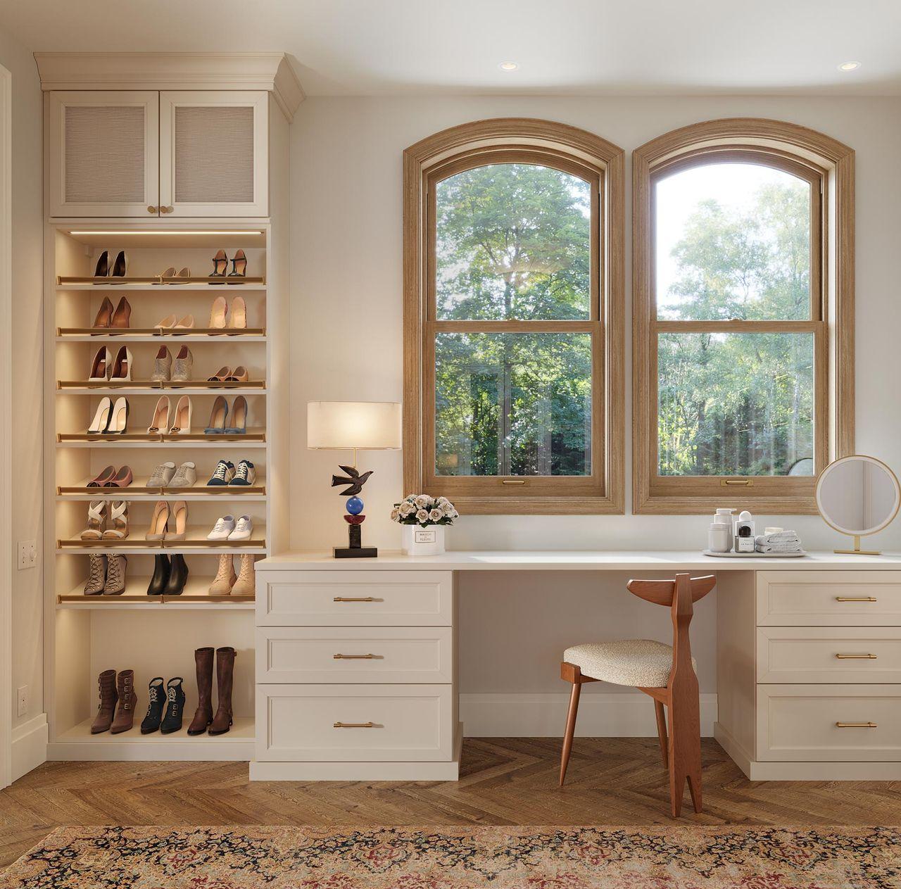 Espacio de vestidor con escritorio de oficina y estanterías para zapatos por California Closets