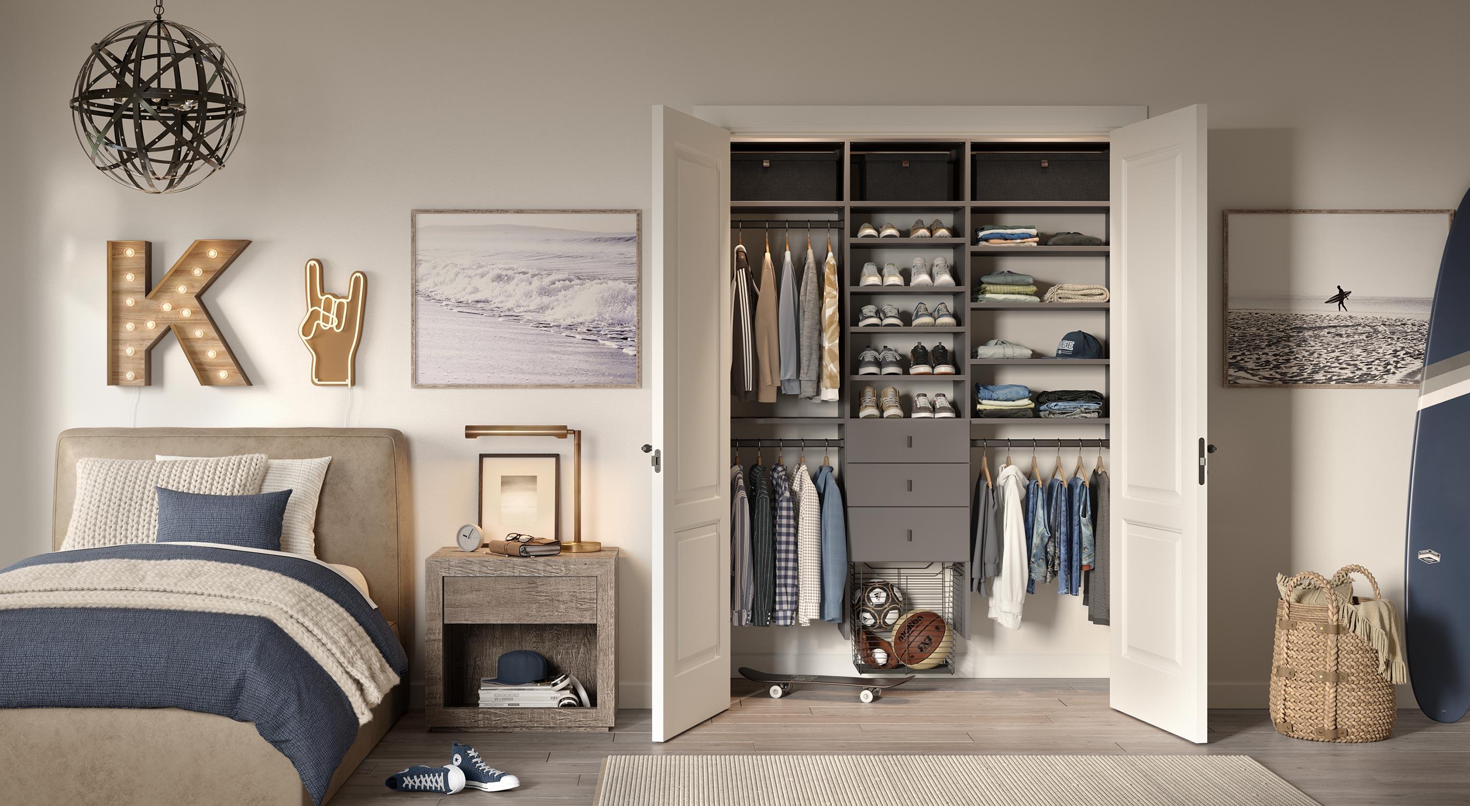 Diseño accesible para niños con estanterías abiertas, zapateros y compartimentos de California Closets