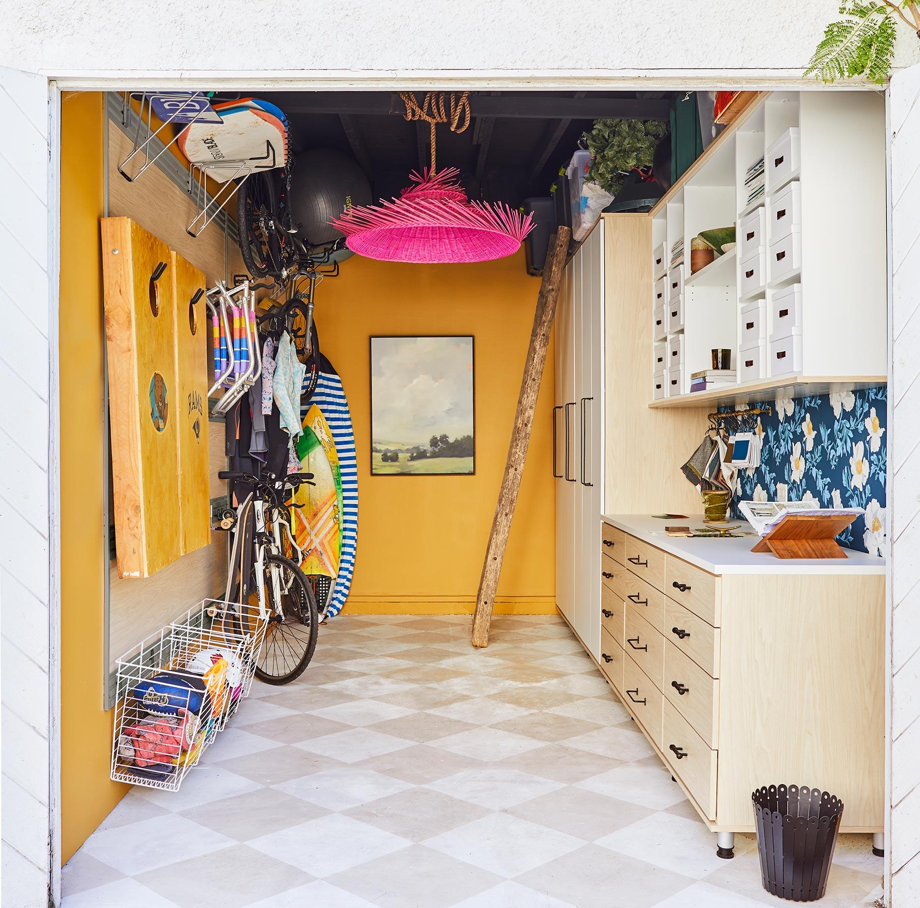 Transforme su garaje desordenado en un espacio funcional con sistemas de almacenamiento personalizados diseñados por California Closets
