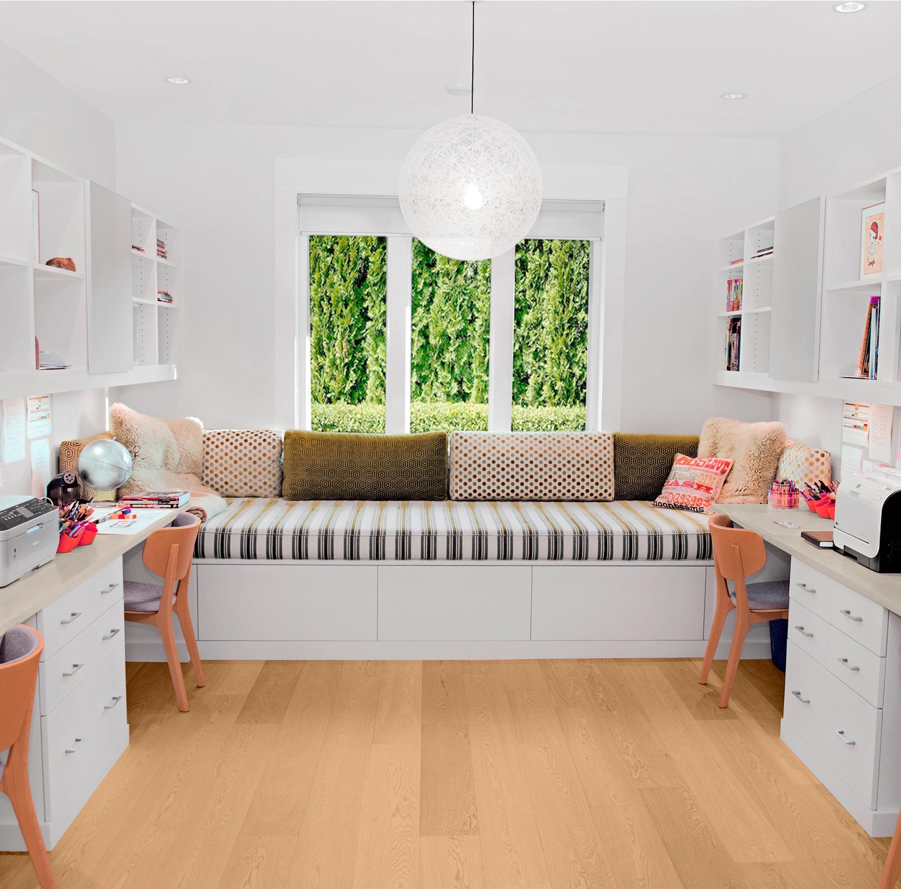 Diseno personalizado de oficina familiar con escritorio empotrado y espacio adicional en la encimera creado por California Closets