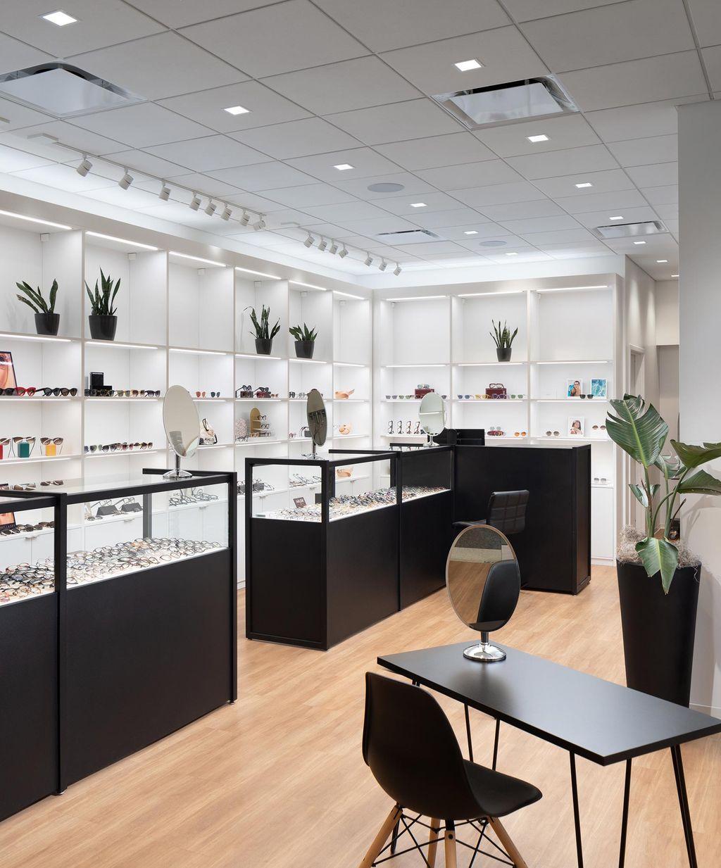 Tienda óptica diseñada con expositores personalizados y estanterías por California Closets
