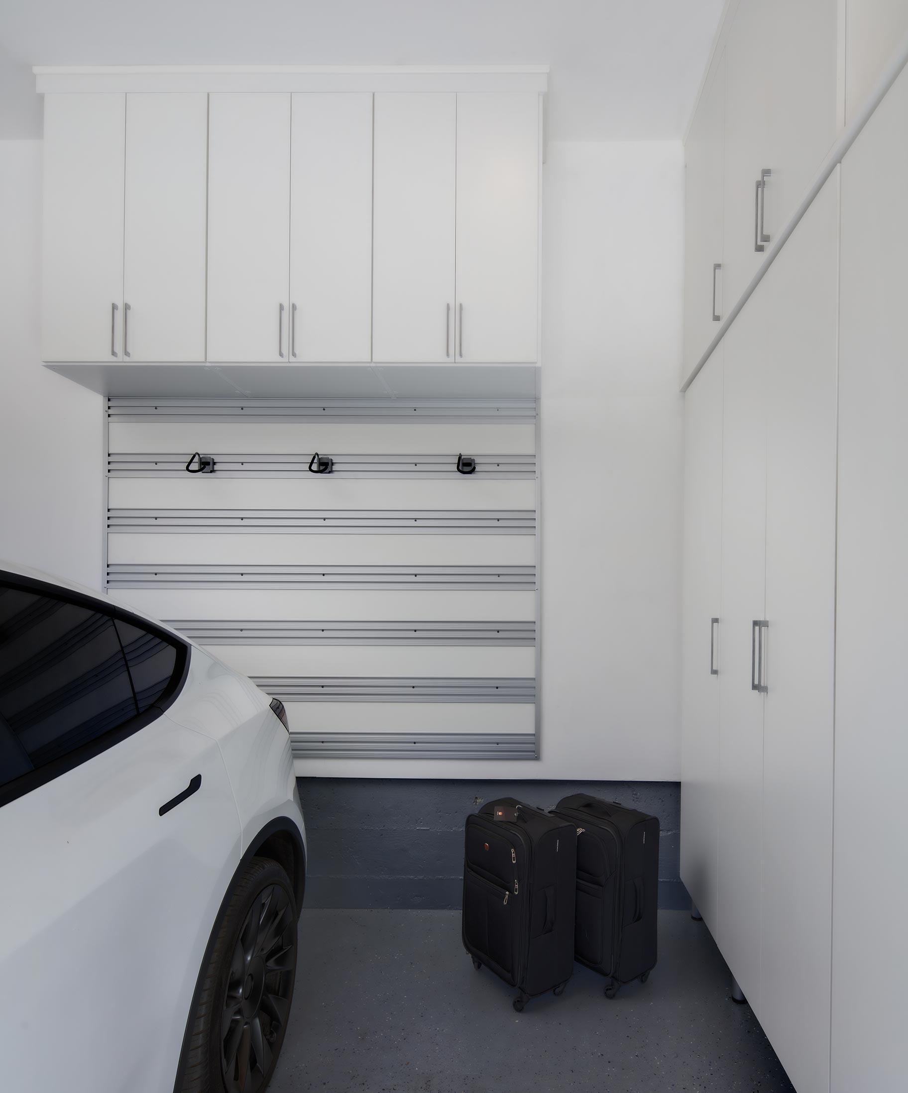 Sistema de almacenamiento de garaje montado en la pared para un espacio de trabajo organizado de California Closets