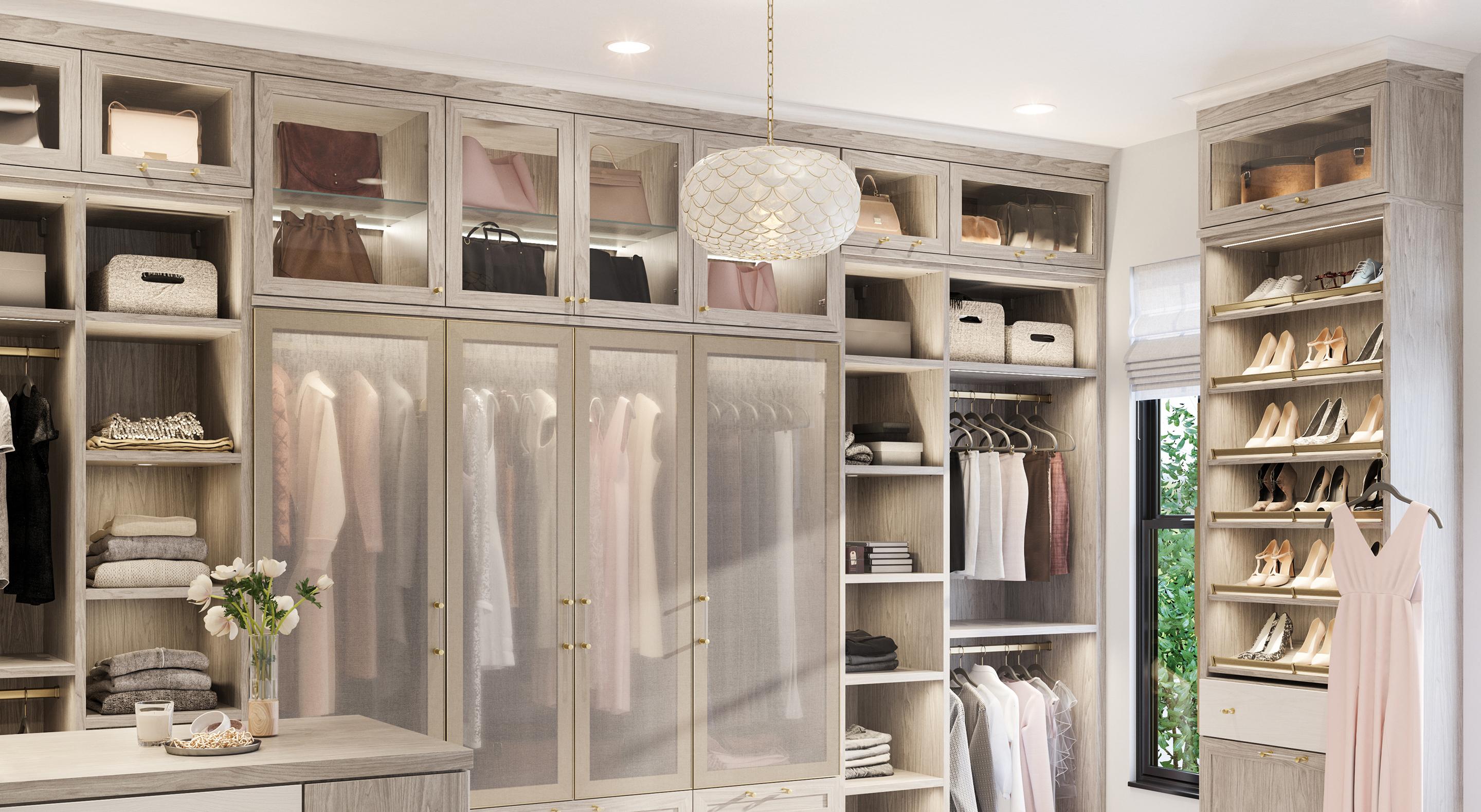 Solución de vestidor con cajones de vidrio esmerilado, tocador y cajón para joyas de California Closets