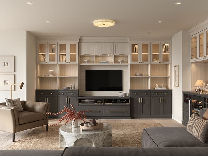 Sala de estar con herrajes personalizados, gabinetes, estanterías e iluminación diseñados por California Closets