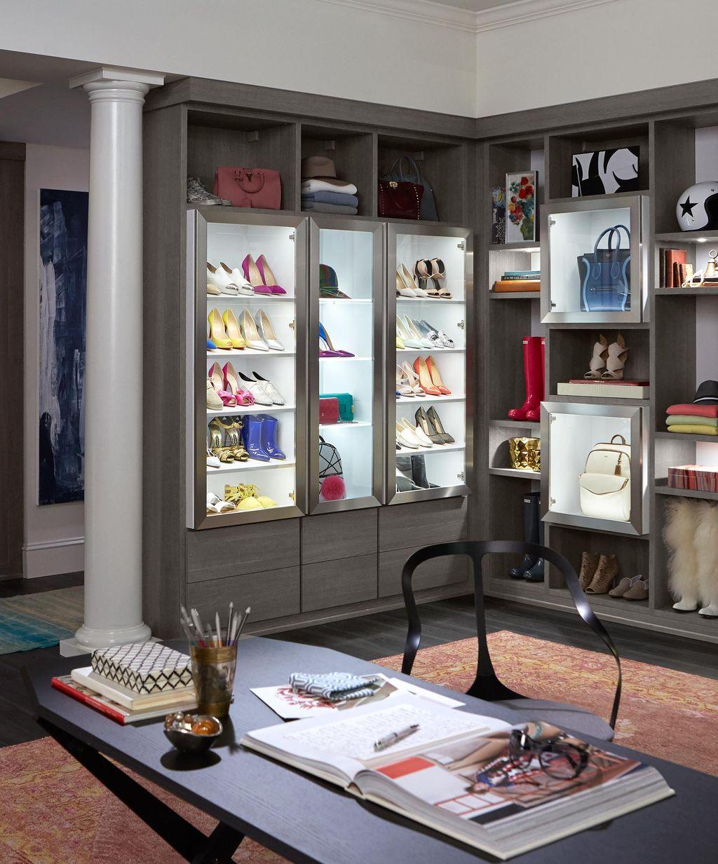 Armario perfecto para vlogger con estanterías bien iluminadas, compartimentos y escritorio de trabajo por California Closets